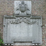 Gedenksteen voor Betje Wolff en Aagje Deken op de begraafplaats Ter Navolging in Scheveningen (Wikipedia)
