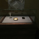 glas in vitrine met andere VOC-voorwerpen