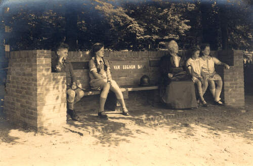 Cateau van Eeghen op de Van Eeghenbank kort na de aanbieding in 1928 met links Bjarne en Gunhild Kristensen en rechts van haar Margo Heldring en Geertrui Heldring.  Oosterbeek 1928 (bron Heemkunderenkum.nl)