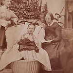 Annie in ligstoel met moeder