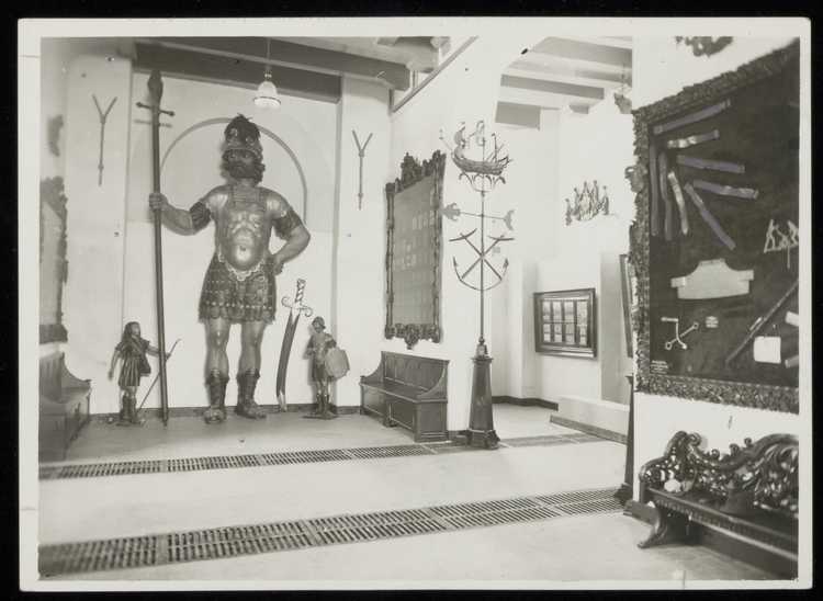 Collectie van het Amsterdams Historisch Museum in het Waaggebouw, 12 oktober 1928, Dagblad van het Vrije Volk, Stadsarchief
