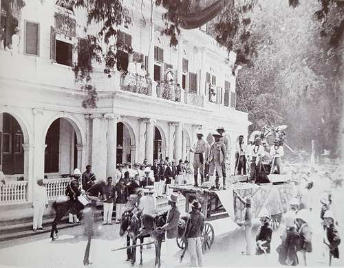   Praalwagen gouddelving voor het gouvernementspaleis in Paramaribo in verband met de verjaardag van prinses Wilhelmina 1892 (Nationaal Museum Wereldculturen) 