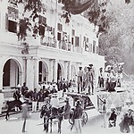   Praalwagen gouddelving voor het gouvernementspaleis in Paramaribo in verband met de verjaardag van prinses Wilhelmina 1892 (Nationaal Museum Wereldculturen) 