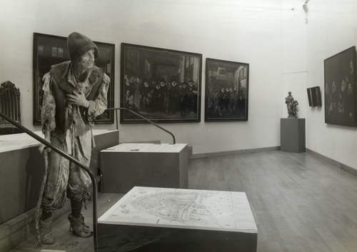 Tentoonstelling Arm en Rijk met wassen beeld van bedelaar, 1974