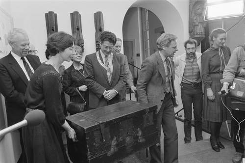 Ed van Thijn neemt de Mirakelkist in ontvangst in het Amsterdams Historisch Museum, 21 maart 1985, foto Croes, Rob C. / Anefo, collectie Nationaal Archief