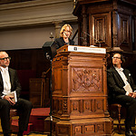 Laura op het spreekgestoelte met paranimfen Jouke Turpijn Arjan Nobel. Foto gemaakt door Pim van der Zwaan