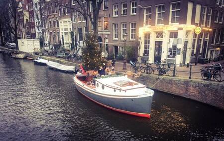 Tom met zijn boot voor het café ‘t Smalle